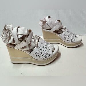 Clarks Collection Zia Graze White Leather and Tan Platform Wedge Sandals Size 6M